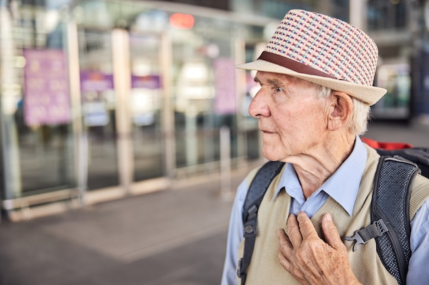 Dementia Symptoms That May Make Travel Difficult Or Unsafe