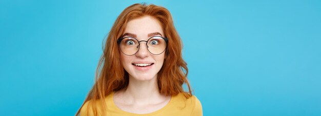 Photo close up portrait young beautiful attractive redhair girl with eyeglass shocking with something blue