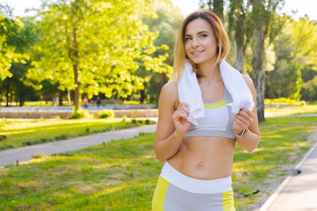 夏の公園で若い美しいスポーツ女性のクローズアップの肖像画