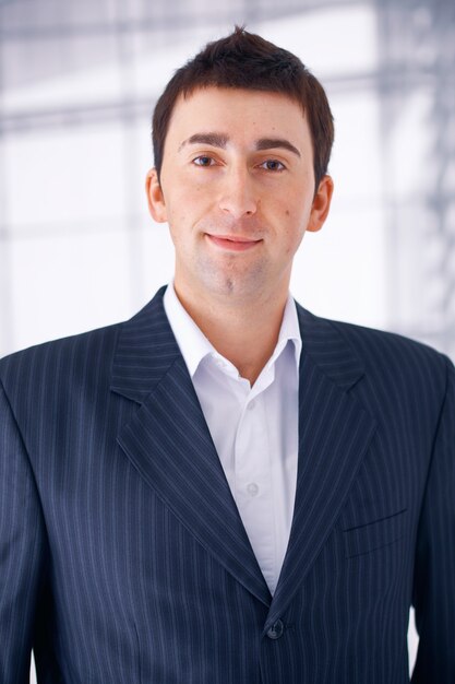 Photo close up portrait of a young businessman looking at you.