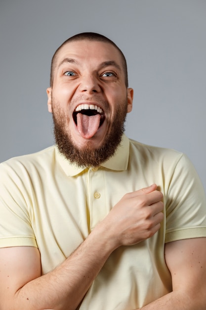 Photo close-up portrait of a young happy man in a yellow t-shirt