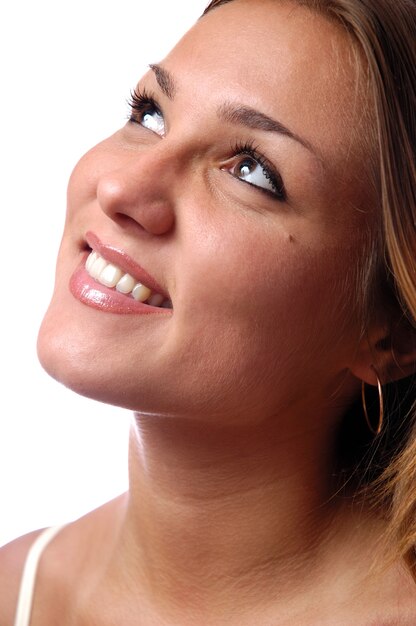 Ritratto del primo piano di una giovane ragazza magnifica con trucco naturale