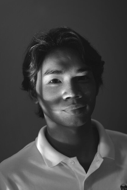 Photo close-up portrait of young man against black background