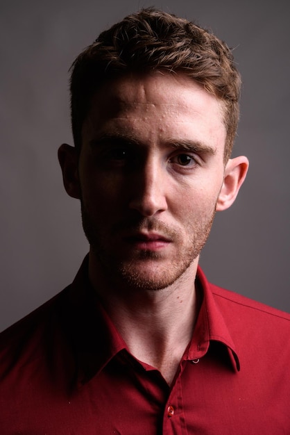 Photo close-up portrait of young man against gray background