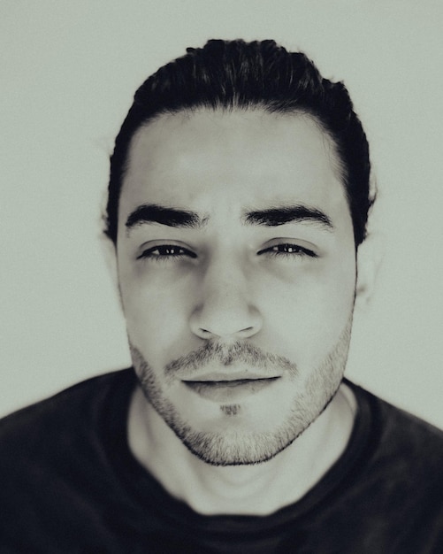 Photo close-up portrait of young man against wall