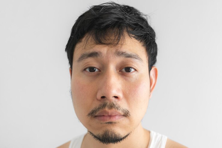 Photo 白い背景を背景にした若者のクローズアップ肖像画