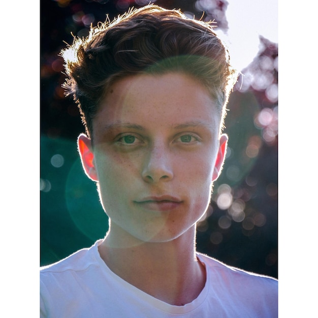 Photo close-up portrait of young man in park