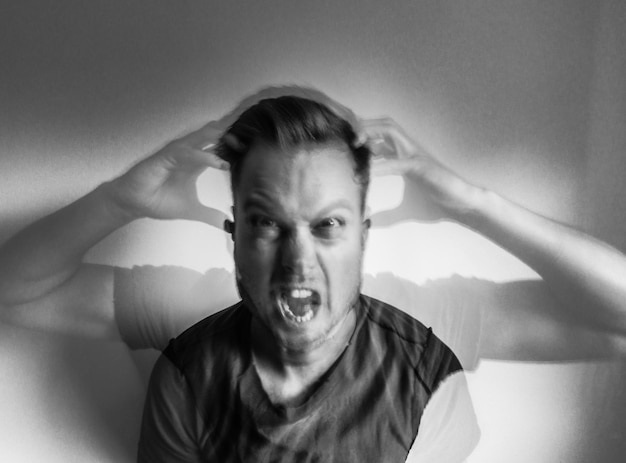 Photo close-up portrait of young man screaming