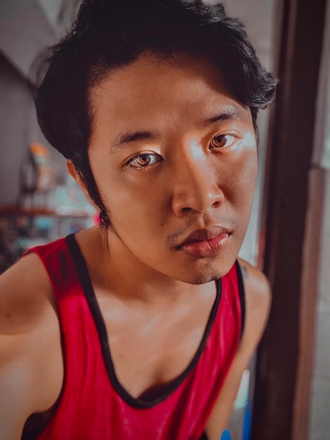 Photo close-up portrait of young man standing at home