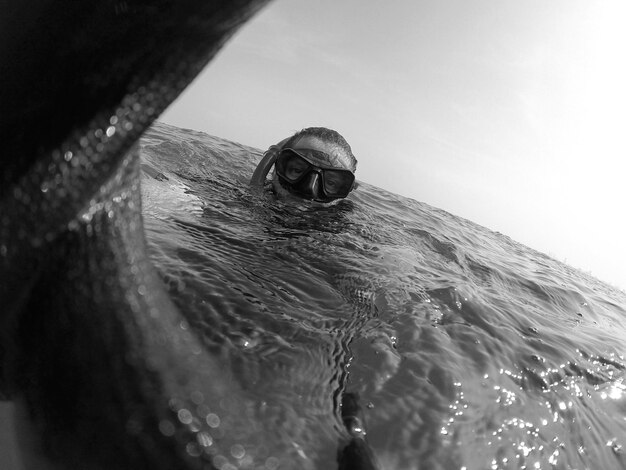 Photo close-up portrait of young man swimming in sea