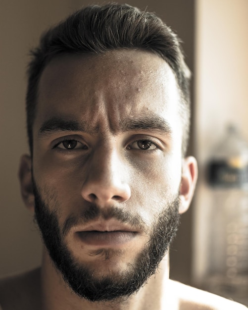 Photo close-up portrait of young man with beard at home