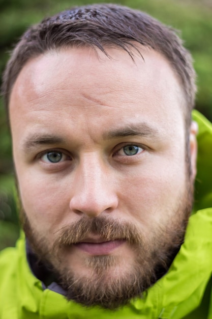 Foto ritratto ravvicinato di un giovane con la barba