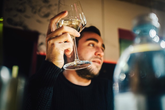 Foto ritratto ravvicinato di un giovane con un bicchiere da bere