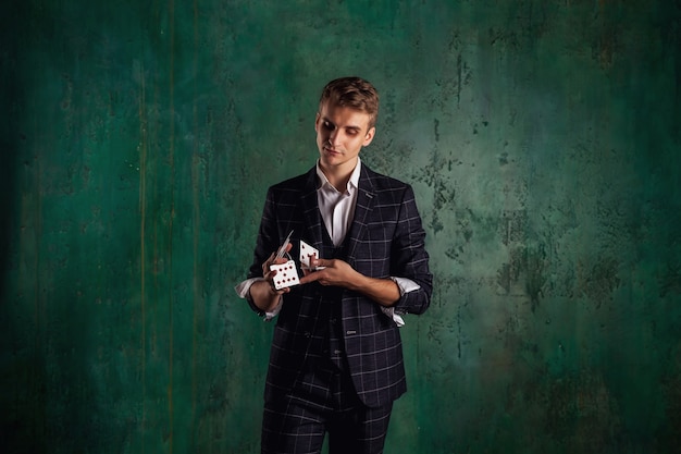 Photo close-up portrait of young man with gambling cards