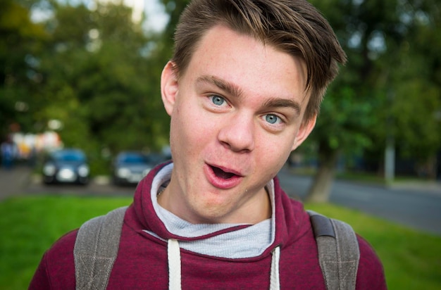 Photo close-up portrait of young man with mouth open