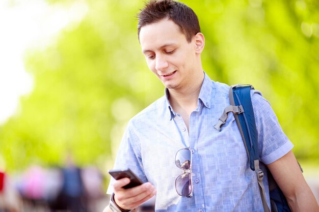 電話で若い男の肖像画をクローズアップ