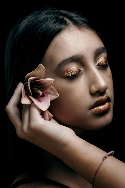 Photo close-up portrait of young woman against black background