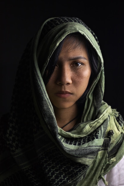 Photo close-up portrait of young woman against black background