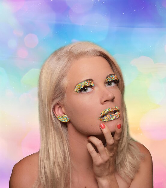 Photo close-up portrait of young woman against colored background