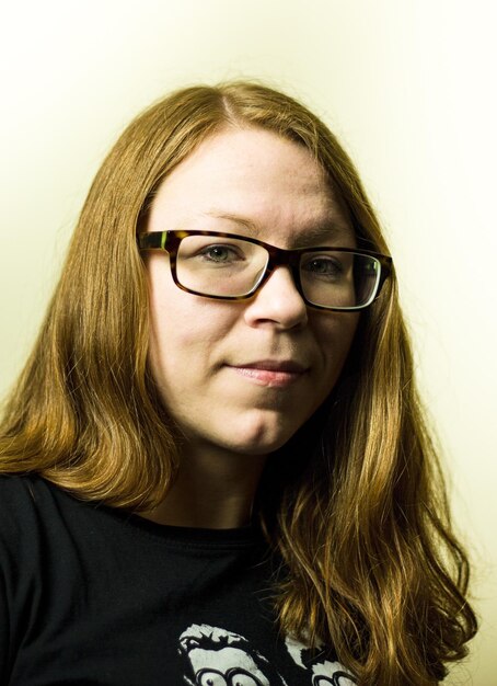 Photo close-up portrait of young woman against wall