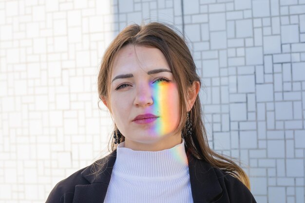 Photo close-up portrait of a young woman against wall