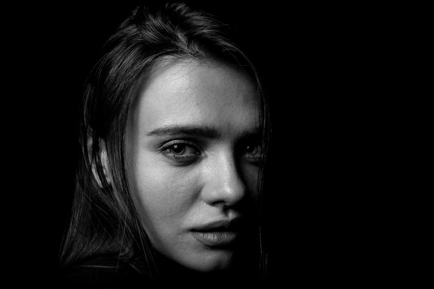 黒い背景の若い女性のクローズアップ肖像画