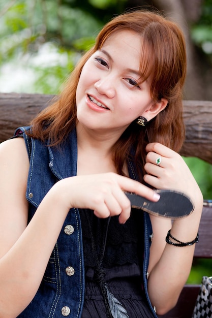 外で毛を<unk>っている若い女性のクローズアップ肖像画