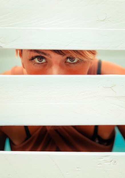 Foto ritratto da vicino di una giovane donna che copre la faccia