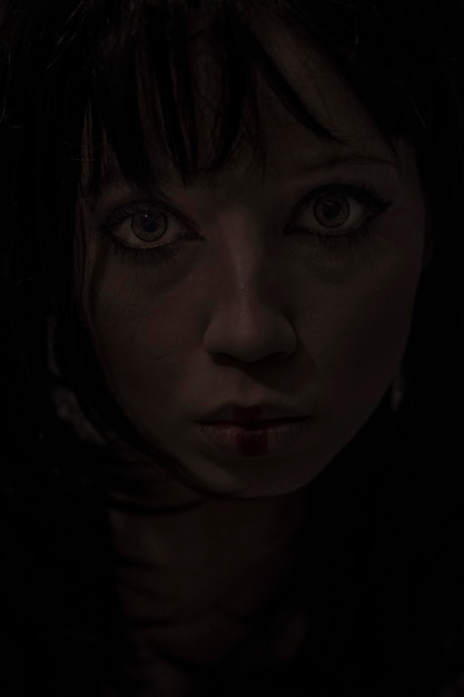 Photo close-up portrait of young woman in darkroom