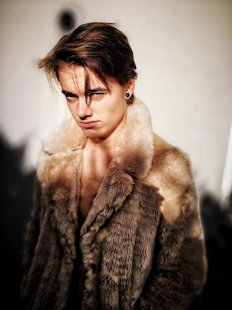 Photo close-up portrait of young woman in fur coat