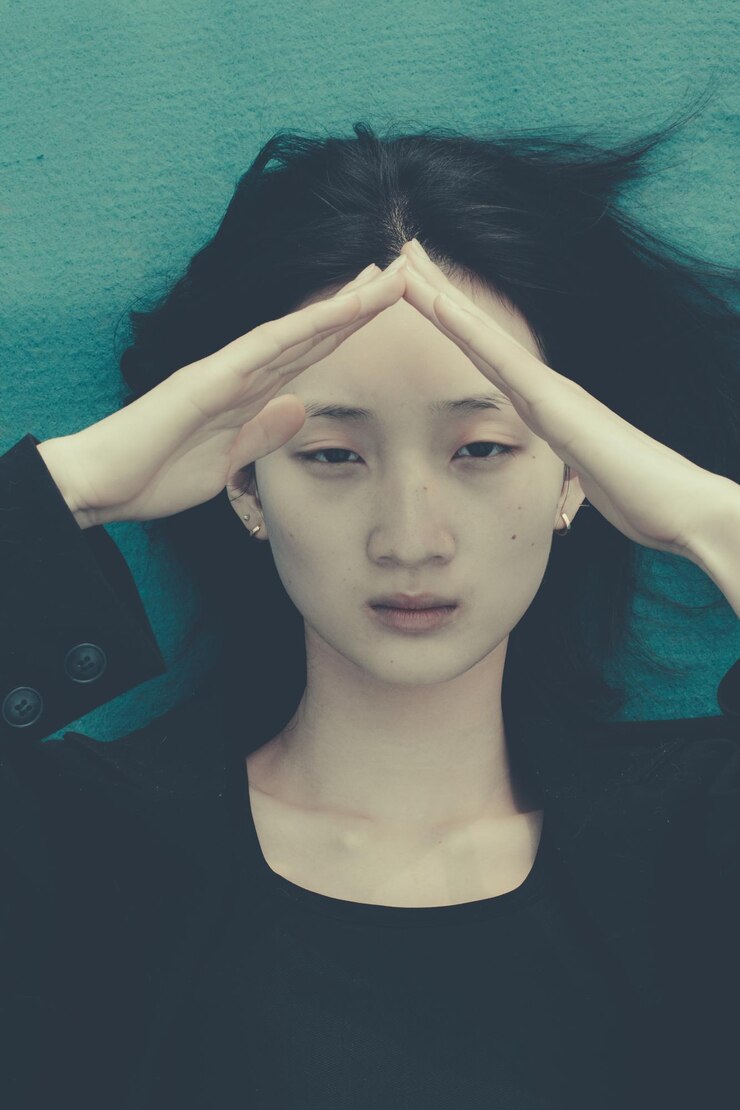 Photo 젊은 여성이 몸짓을 하는 클로즈업 초상화