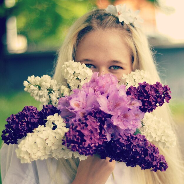 Photo close-up portrait of young woman holding flowers