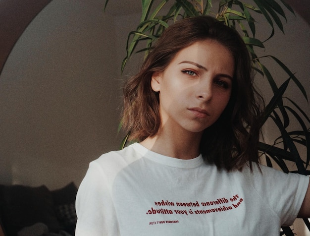 Photo close-up portrait of young woman at home