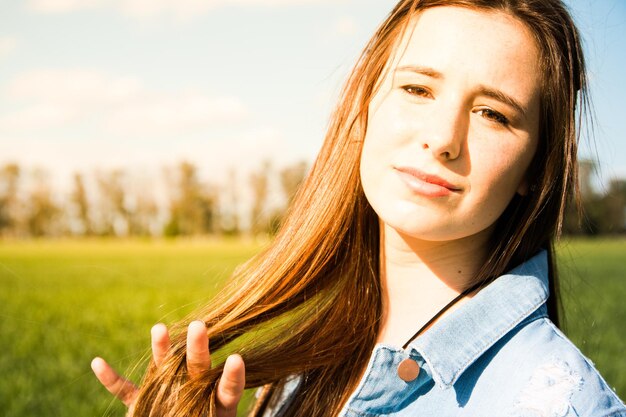 Photo close-up portrait of young woman on land