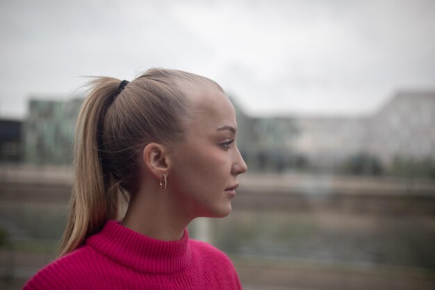 Photo close-up portrait of a young woman looking away