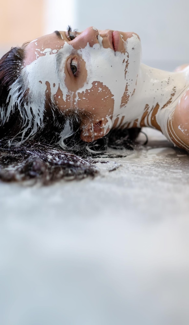 Photo close-up of portrait of young woman lying on paint