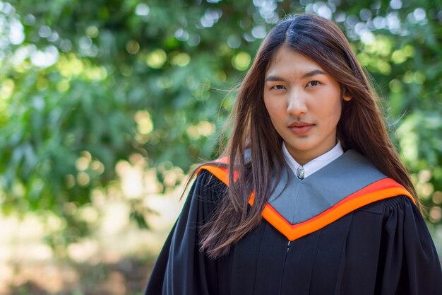 Photo close-up portrait of young woman standing on field