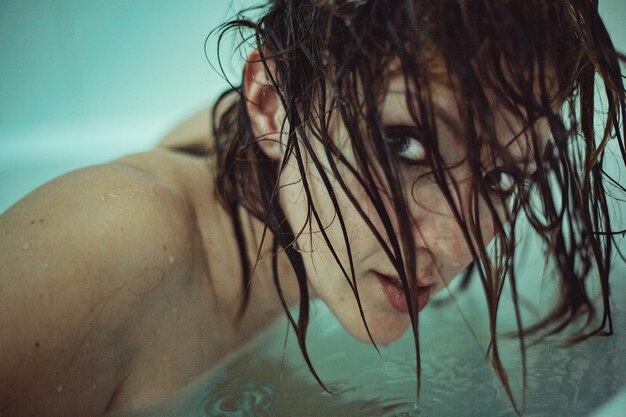 Photo close-up portrait of young woman in swimming pool