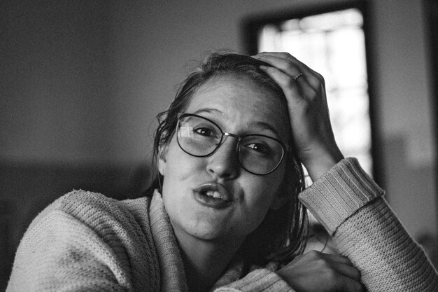 Photo close-up portrait of young woman wearing eyeglasses