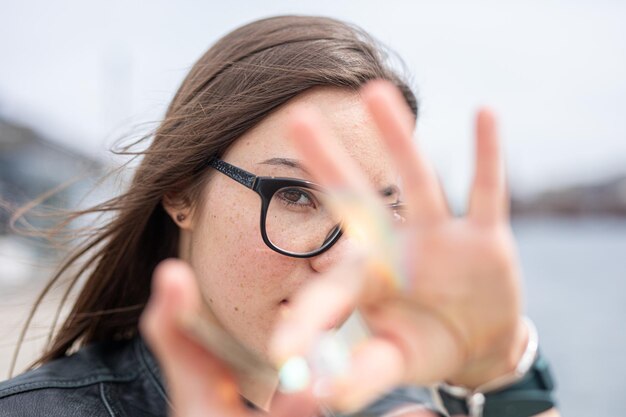 Foto ritratto ravvicinato di una giovane donna con gli occhiali