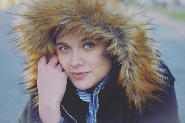 Photo close-up portrait of young woman wearing fur coat