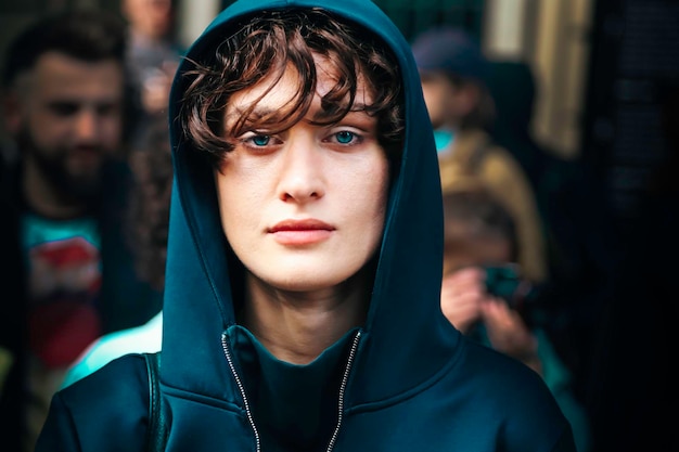 Photo close-up portrait of young woman wearing hood