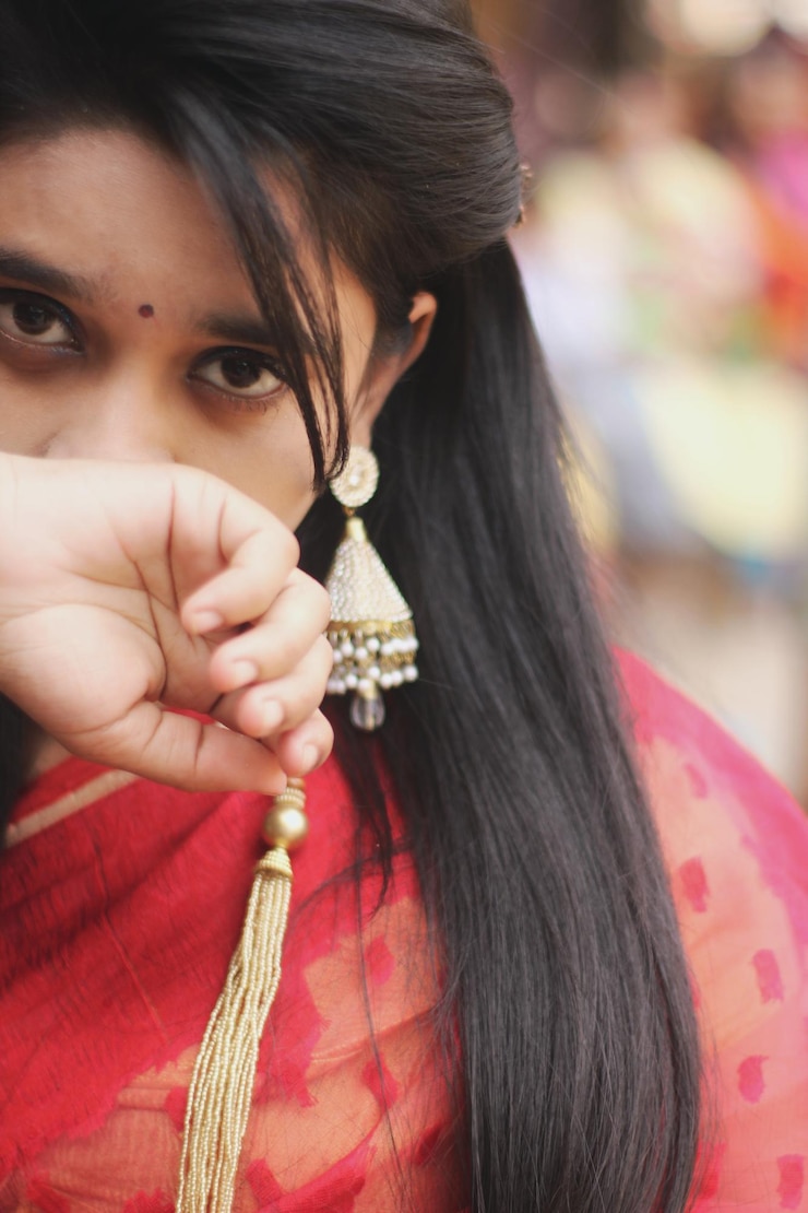 Photo close-up portrait of young woman wearing jewelry and traditional clothing