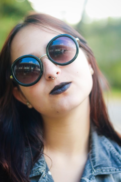 太陽メガネをかぶった若い女性のクローズアップ肖像画