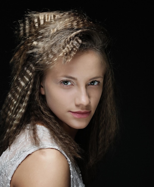 Photo close up portrait of young woman with curly hair