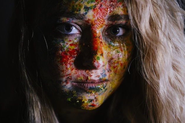 Photo close-up portrait of young woman with face paint