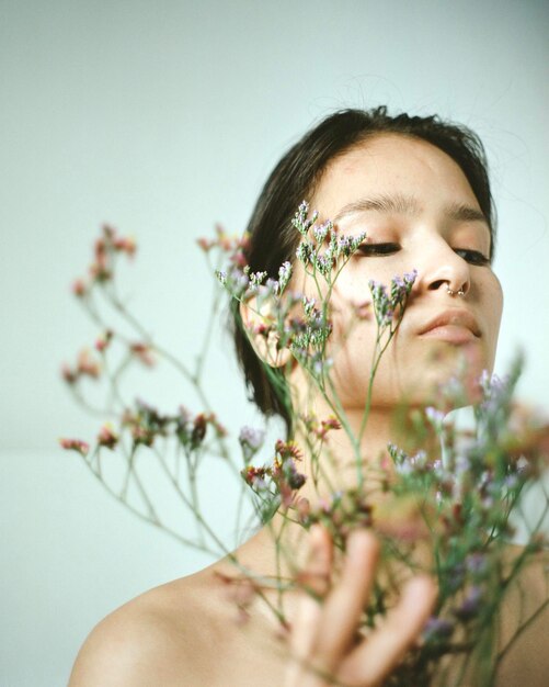 Foto ritratto in primo piano di una giovane donna con un fiore