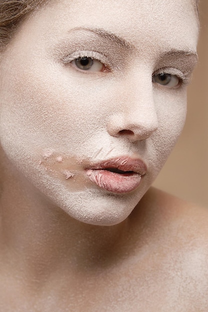 Photo close-up portrait of young woman with powder on face