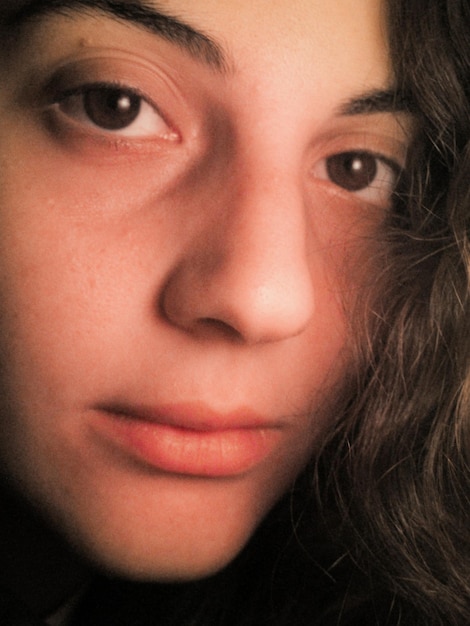 Foto ritratto di una giovane donna in primo piano