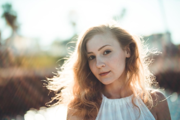 Foto ritratto di una giovane donna in primo piano